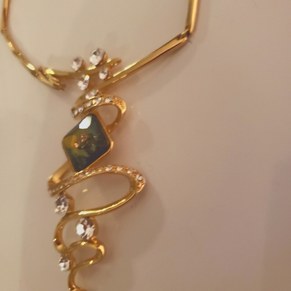 ๐NWOT Vintage Glam Gold Pendant Style Necklace ๐ - Picture 4 of 6